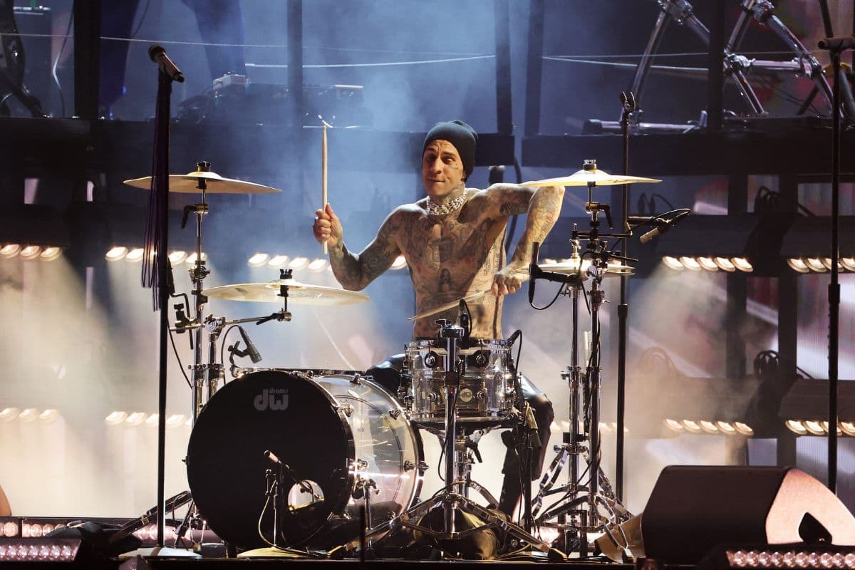 Travis Barker en los Grammy 2023