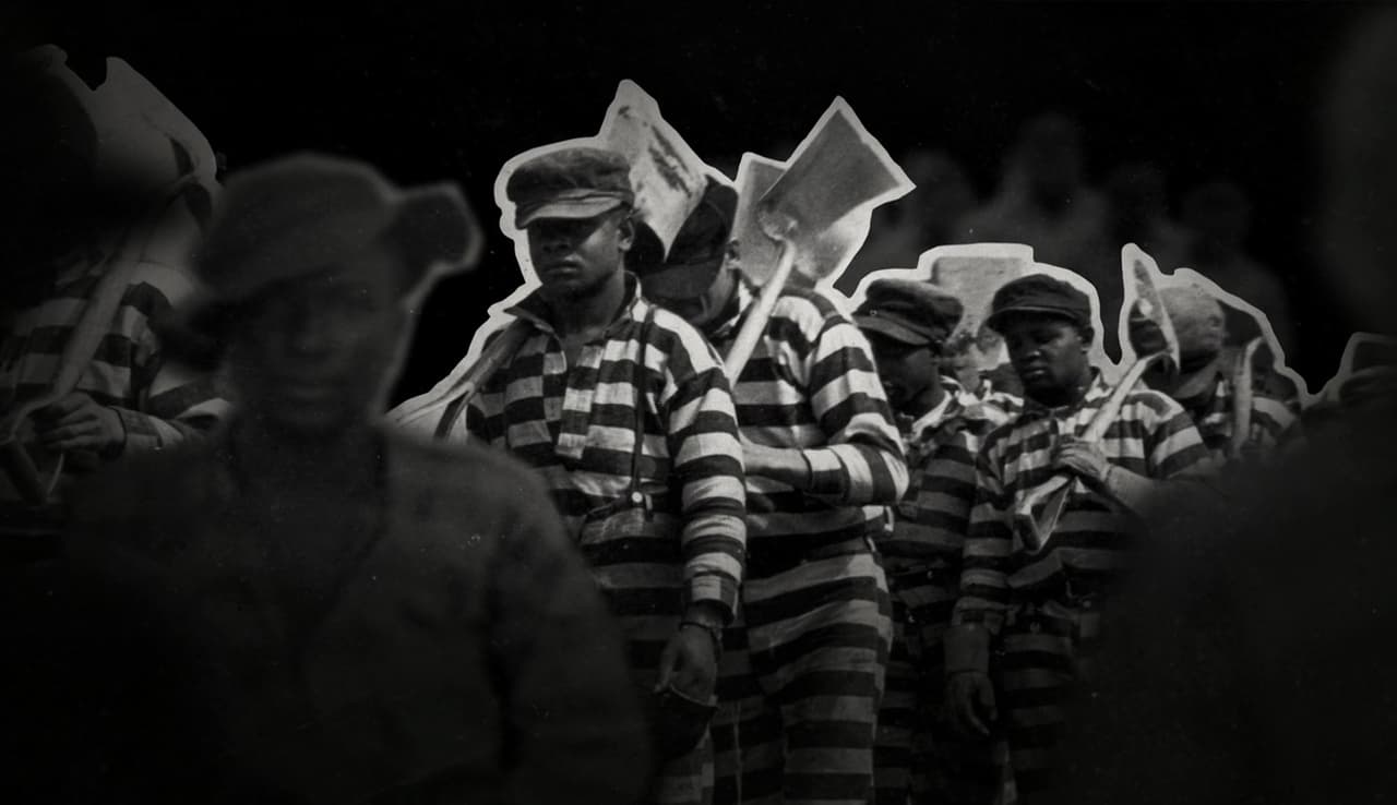 '13th' es un documental que cuenta cómo la historia de la esclavitud en Estados Unidos está relacionada con el encarcelamiento masivo y la industria de las prisiones en el país norteamericano. La película hace un fuerte hincapié en cómo, a pesar del paso del tiempo, siguen existiendo grupos más vulnerables a ser juzgados como personas peligrosas tan solo por su color de piel.