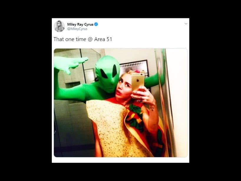 Miley Cyrus publicó una foto junto a un "marciano", demostrando cómo será su vida después del 20 de septiembre, fecha en el que se planea la invasión al Área 51.