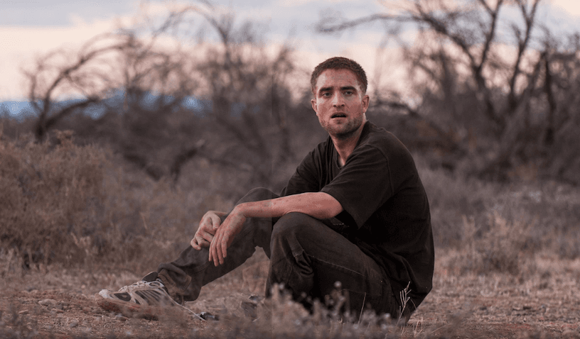 Pattinson duró bastante tiempo trabajando en cine más independiente, en 2014 apareció en 'The Rover', que en español se llama 'El Cazador'; esta cinta se desarrolla en un futuro distópico, 10 años después del colapso de la economía mundial, cuando el planeta se ha vuelto un lugar peligroso y sin ley.