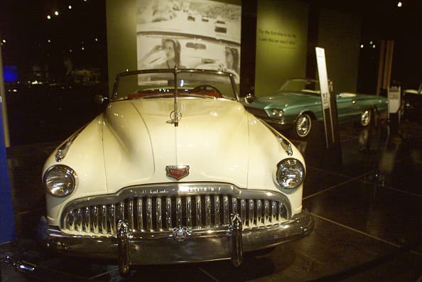 En la serie de “Batman y Robin” de 1949, utilizaron un Mercury convertible del año. Éste es exactamente el mismo modelo que es manejado por Tom Cruise en “Rain Man”, la diferencia es que el de Batman era color negro.