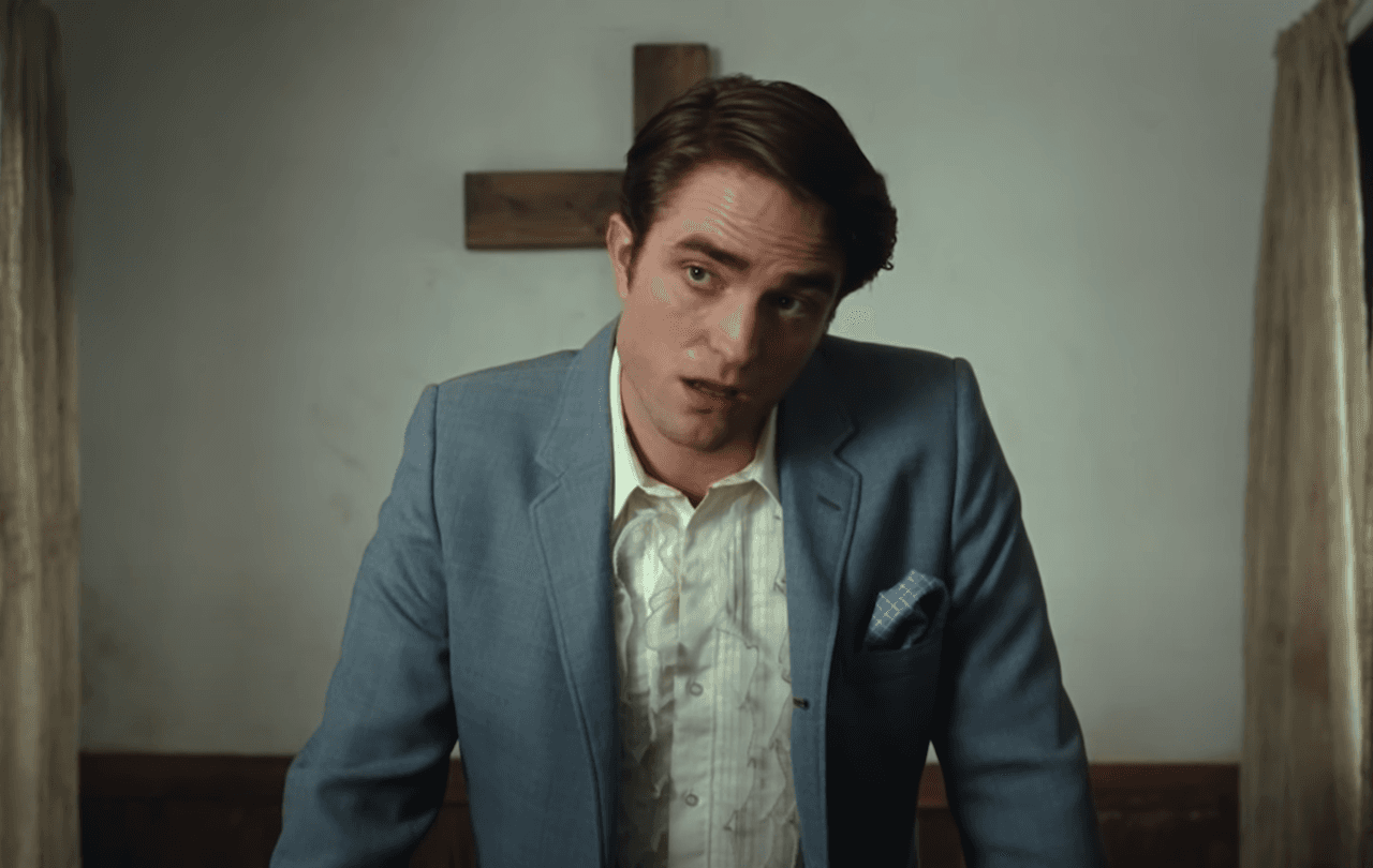 Otra de sus películas producidas por Netflix es 'The Devil all the Time', donde interpreta a un predicador enfermo de poder en la década de los 60, con un acento sureño norteamericano que no deja ver para nada su origen británico. En esta película aparece al lado de su compatriota, Tom Holland.