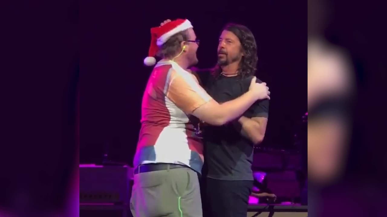 Así fue como Dave Grohl se fondeó una cerveza con un fan, durante un concierto de Foo Fighters