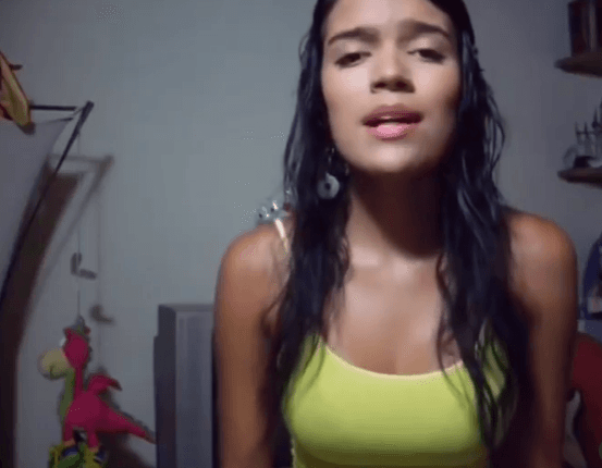 Carolina Giraldo Navarro se interesó por la música desde joven y solía hacer covers de otros artista para practicar mientras se daba a conocer. Su papá también es músico, por lo que tiene raíces artísticas que más tarde le servirían para participar en 2006 en el reality show Factor X y obtuvo su primer contrato discográfico. Lanzó su primer sencillo en 2007 llamado "En La Playa", ese mismo año le empezó a abrir algunos conciertos a Daddy Yankee.