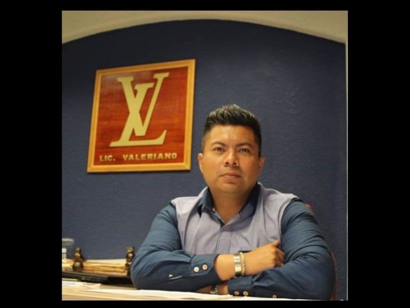 El nombre Licenciado Valeriano es viral en redes sociales por la fotografía en la que posa con un logo idéntico al de la marca, Louis Vuitton.