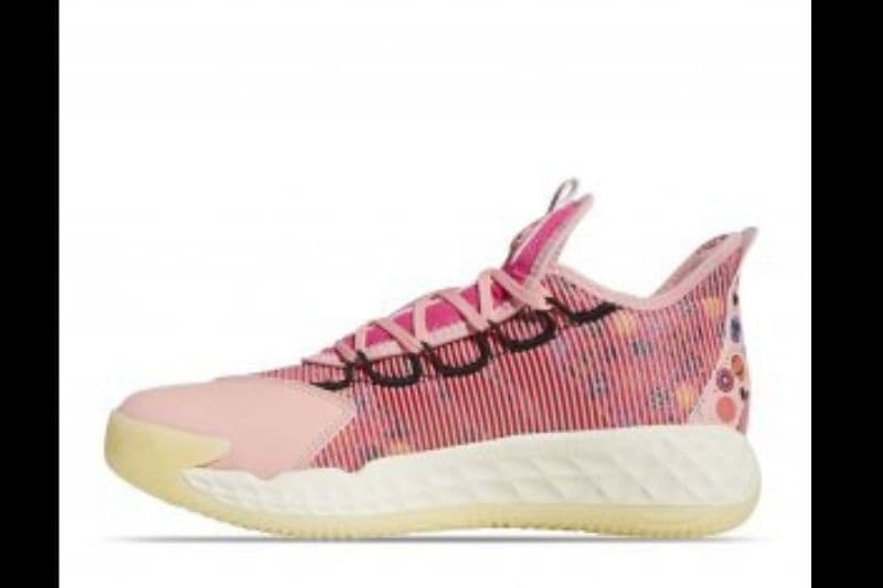 Adidas Pro Boost Low Día de los Muertos. La marca alemana también lanzó dos modelos de tenis especiales para celebrar la fiesta mexicana. Éstos vienen en color en los patrones resaltan elementos como calaveras y "papel picado".