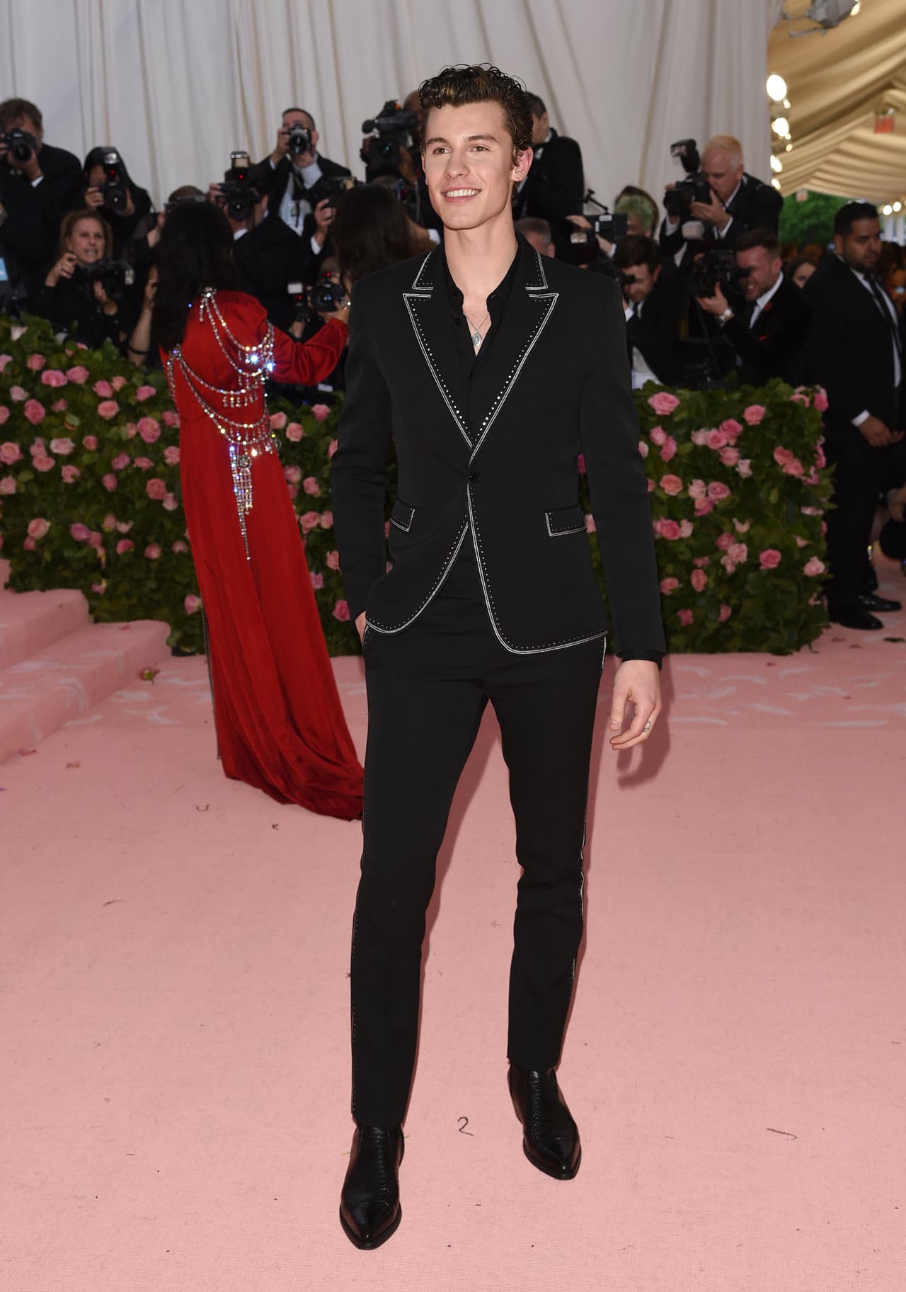El músico es conocido por su buen estilo y gusto por la moda. En esta imagen, posó en la alfombra roja de la MET Gala 2019.