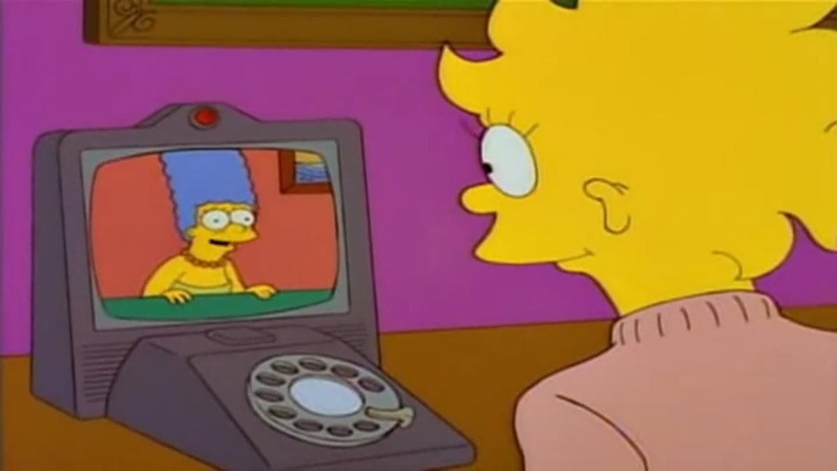 En el capítulo “La Boda de Lisa” de 1995, se presentaron las videollamadas, cuando 
<i>Marge</i> llamó a su hija. El servicio de Skype fue creado hasta el 2002.