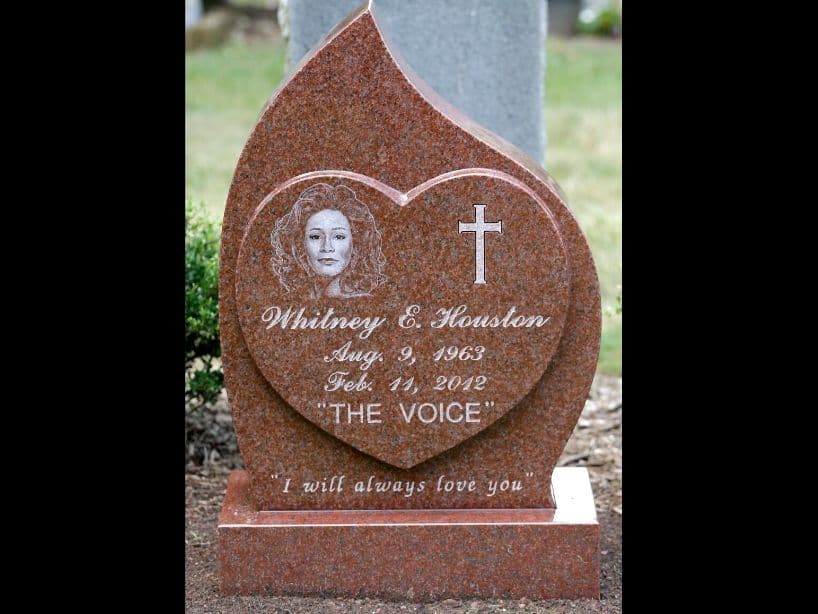 Whitney Elizabeth Houston falleció el 11 de febrero del 2012, a los 49 años de edad. Su cuerpo se encuentra en New Jeresy, Estados Unidos.