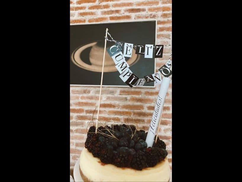 La youtuber publicó el pastel le tenía preparado a su novio, Siddhartha, para celebrar su cumpleaños 30