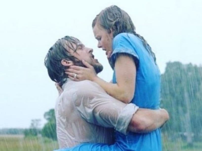 Allie y Noah viven un intenso romance de verano y después se ven obligados a separarse. Él le envió cartas que Allie nunca recibió, motivo por el que pensó que se había olvidado de ella. Diarios de una Pasión (2004) es el clásico chick-flick con la que toda mujer llora, y también uno que otro hombre.