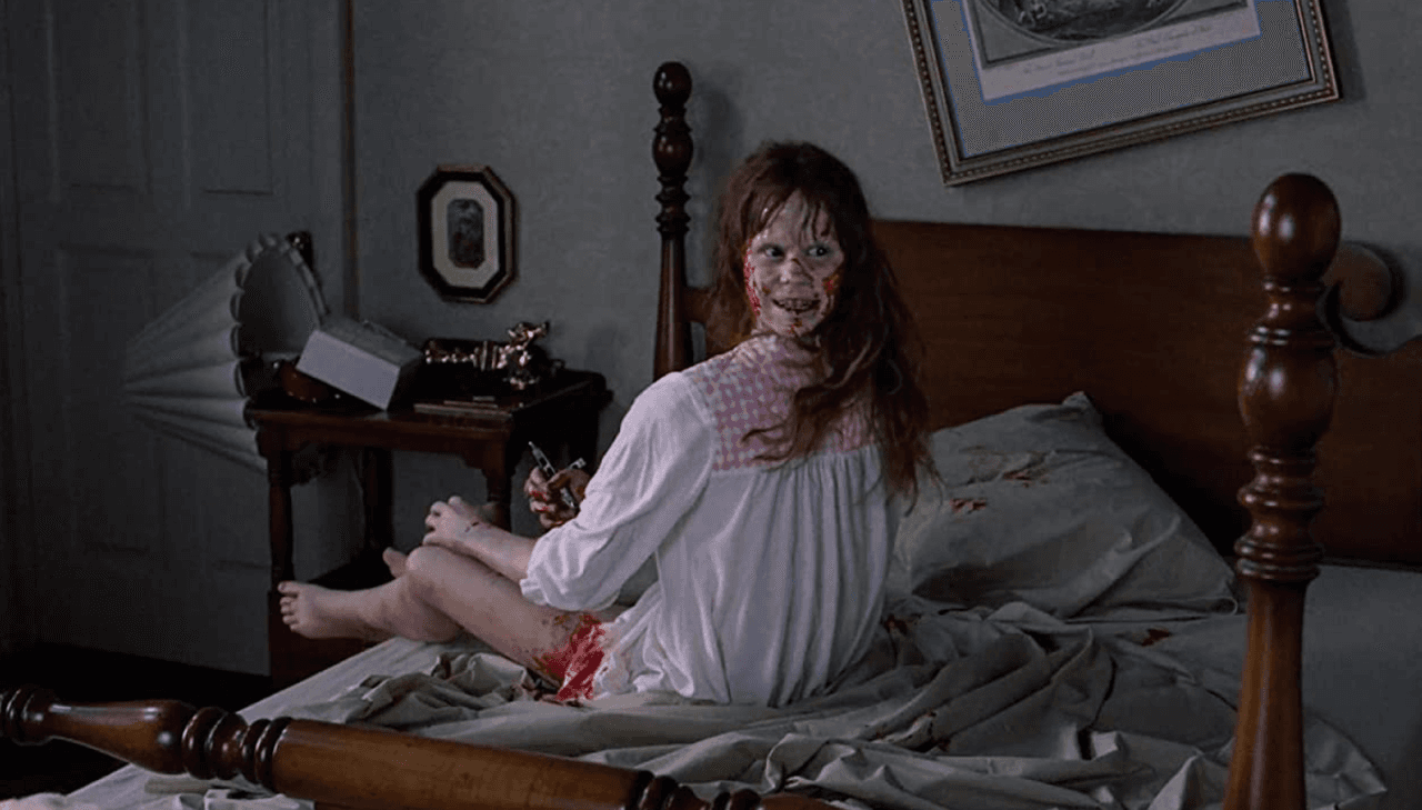 <i><b>El exorcista</b></i>
<b> – 1973</b>
<br>
<br>Una de las maldiciones más conocidas en el cine de terror es la que sucedió durante el set de filmación de 
<i><b>El Exorcista</b></i>.
<br>
<br>Primero, antes del comienzo de las grabaciones se produjo un incendio en la decoración de la casa de los McNeil y de manera extraña la única parte que permaneció intacta fue la habitación de “Regan”. Y por si esto no fuera suficiente, Ellen Burstyn, quien dio vida a la madre de “Regan”, una lesión en la espina dorsal tras ser lanzada por ella.