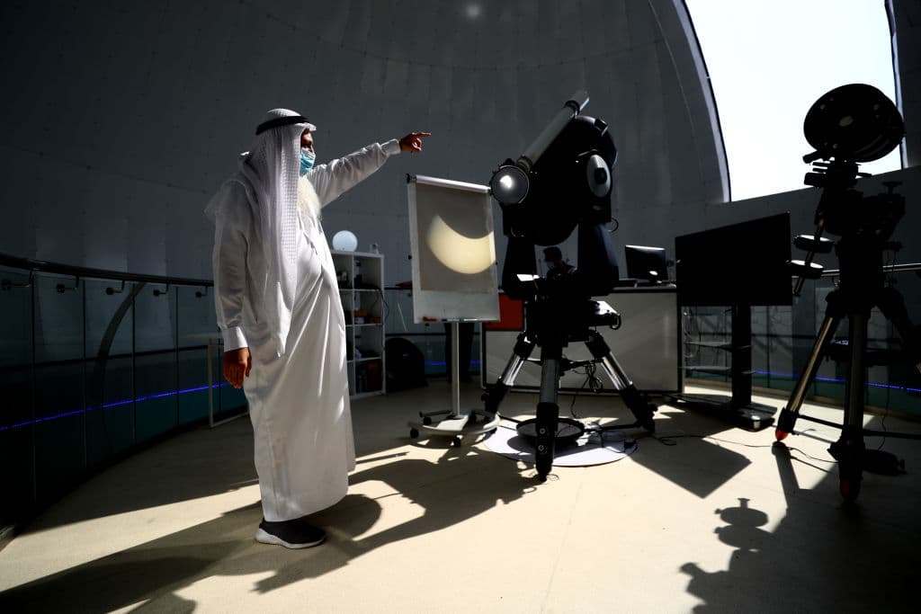 Dubái, Emiratos Árabes Unidos.
<br>
<br>También, verlo en un reflejo es seguro. Solo es necesario que los rayos no entren directamente a los ojos.