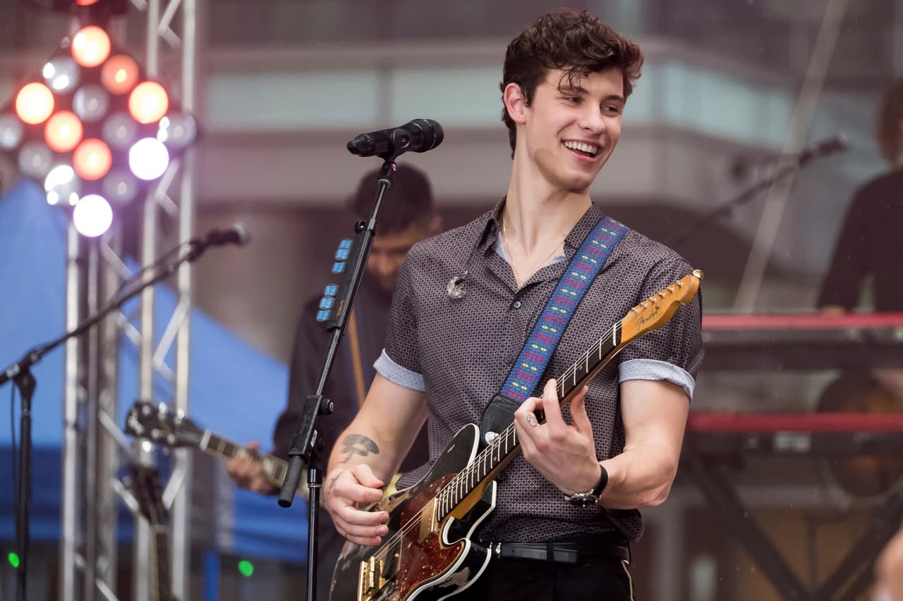 Debutó de manera profesional con el álbum “Handwritten” en 2015. En 2016, grabó “Illuminate”, del que se desprende el éxito “Treat You Better”.