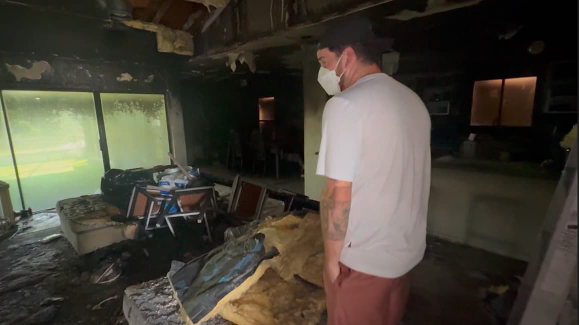 Por culpa de un rayo, su casa quedó destruida y uno de sus perros murió