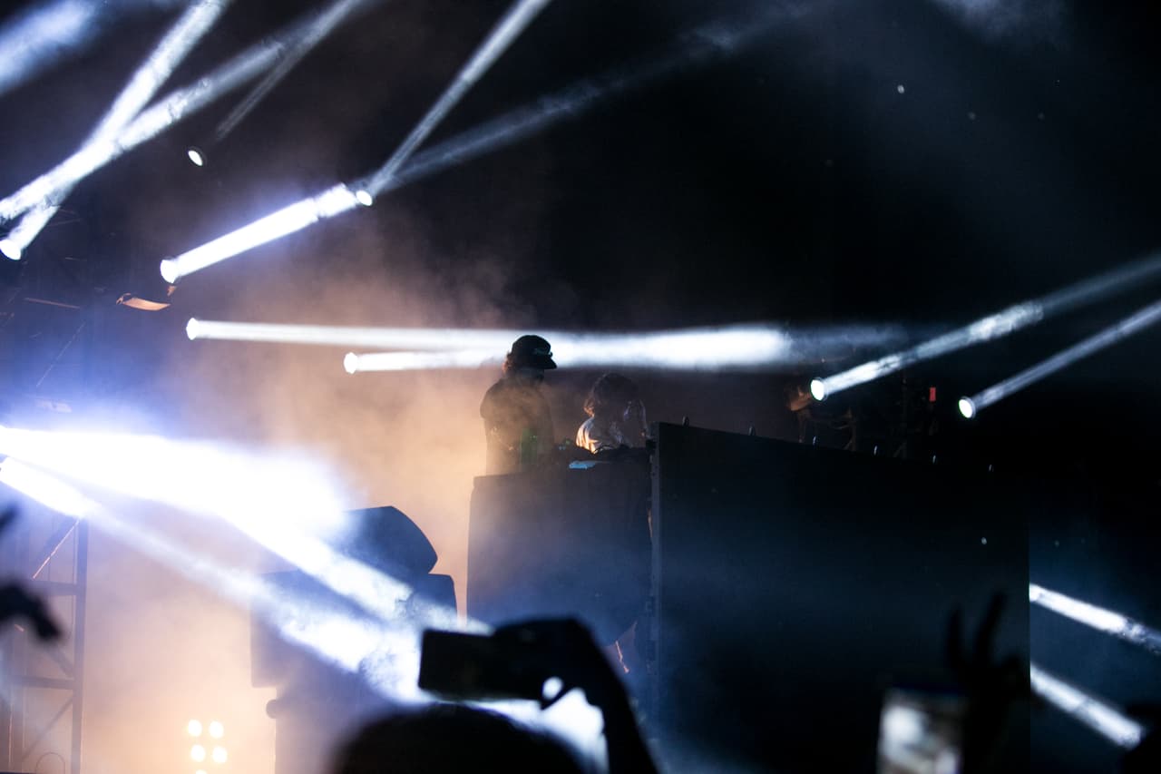 El dueto impactó con un show de luces e hizo lo suyo con dos tornamesas.