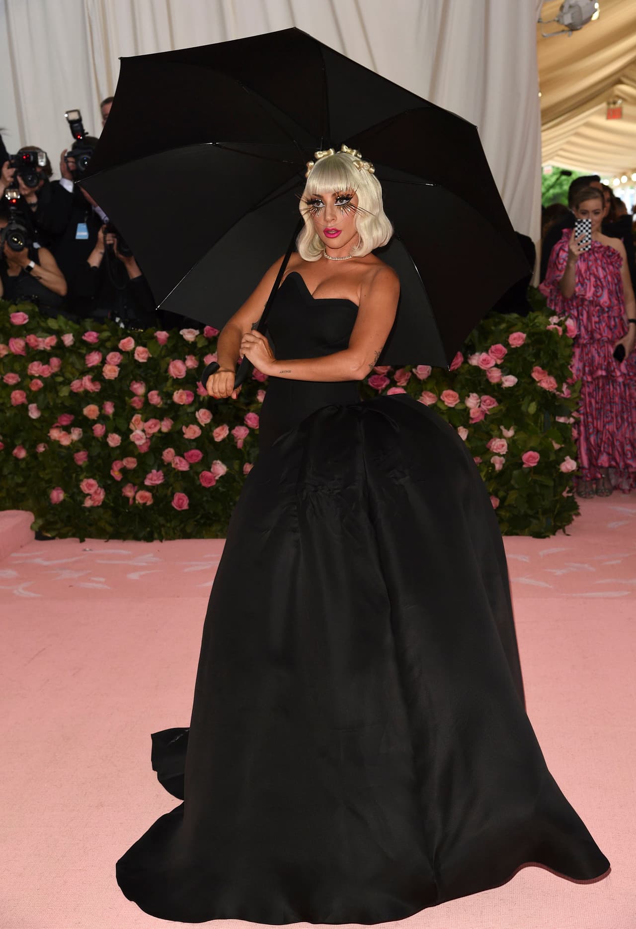 Para su segundo atuendo, Lady Gaga lució un vestido negro, el cual acompañó con un paraguas como accesorio.
