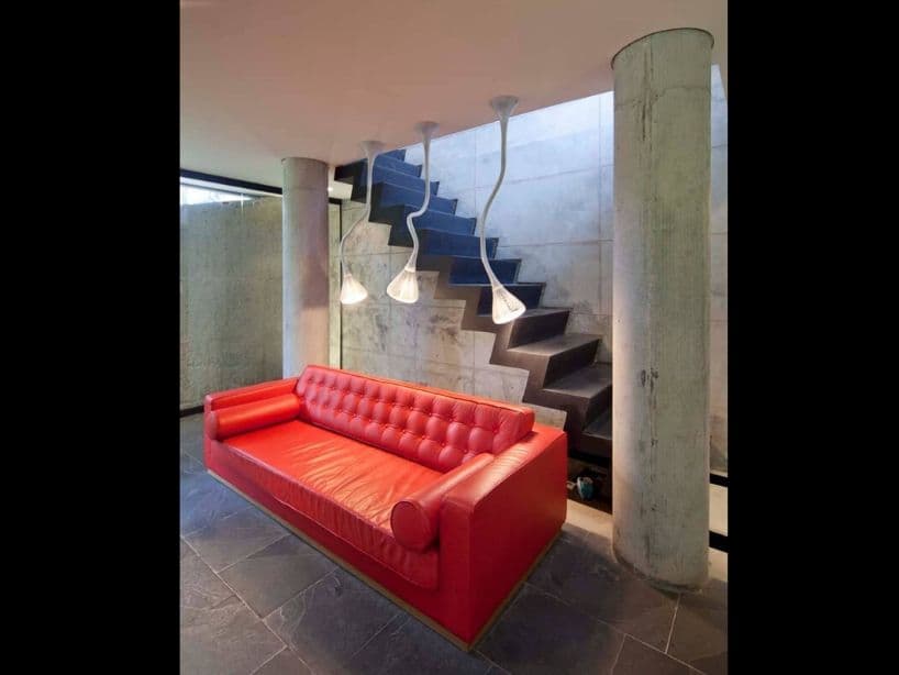 El cantante ha mostrado que no todo es color madera, también tiene un sillón color rojo intenso para descansar.