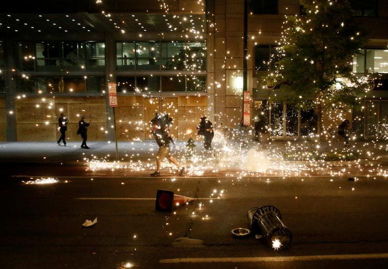 Washington, Estados Unidos.
<br>
<br>El arresto fue luego de que un empleado de una tienda de abarrotes lo reportó por haber pagado con un supuesto billete de 20 dólares falso. Al llegar la policía, forcejearon con él y un elemento terminó por someterlo colocando su rodilla en el cuello del acusado; esto provocó la muerte del hombre de 44 años.