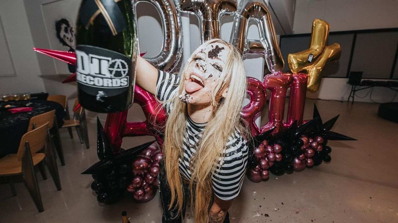 Avril Lavigne firma contrato con disquera de Travis Barker y lo celebran con pastelazos y champagne