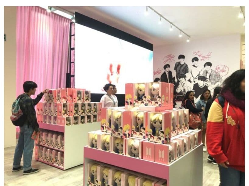 La tienda de BTS en México está repleta de artículos creados exclusivamente para los fans. En ella, existen productos que no se pueden encontrar en ninguna otra parte del mundo.