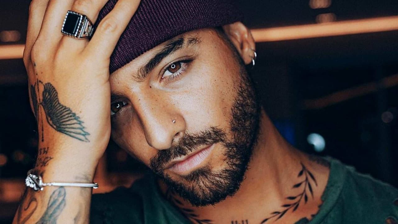 Maluma jamás olvida de dónde viene y se tatúa ‘Medellín’ en el abdomen
