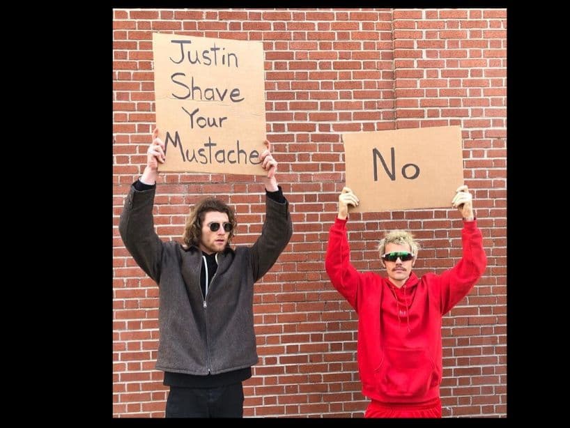 Dude With Sign se ha hecho tan viral que incluso Justin Bieber ha posado al lado de él y sus letreros. Hace unas semanas, el canadiense se dejó crecer un bigote que, Seth le pidió que se rasurara, todo como parte de una campaña para el lanzamiento de su nuevo disco, "Changes".