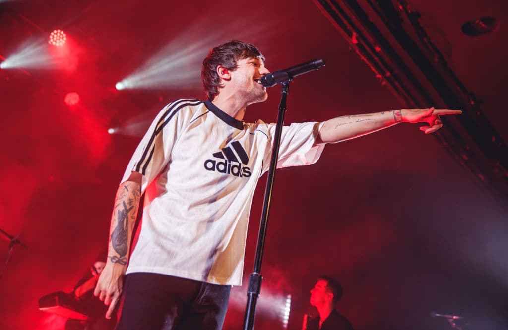 Más que ser futbolista, Louis Tomlinson tuvo un contrato especial con un equipo de futbol.
<br>
<br>Durante la temporada 2013-2014, el Docaster Rovers de Inglaterra, le dio la playera con el número 28. Tenía un contrato especial que evitaba que faltara a sus compromiso con One Direction; llegó a jugar un juego para una organización benéfica local, 25 minutos, el 26 de febrero del 2014.