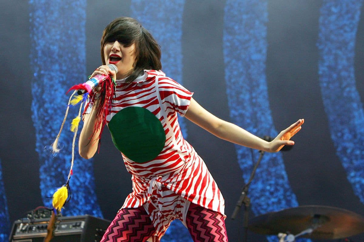 Karen O de los Yeah Yeah Yeah's en concierto