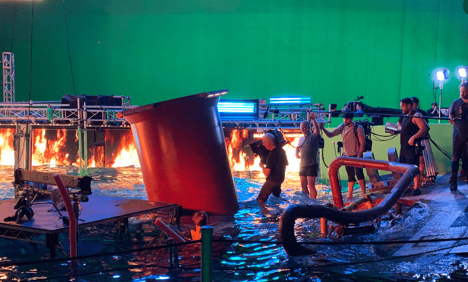 "Máquinas de olas, fuego ardiente y Jim Cameron usando una cámara 3D, ¡solo otro día más en el set de las secuelas de Avatar!", es la descripción de la imagen que revela detalles del rodaje.
