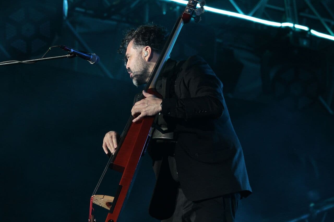 La banda, que cumple 30 años de trayectoria artística en 2019, aún promociona su último álbum de estudio, Jei Beibi, editado en 2017.