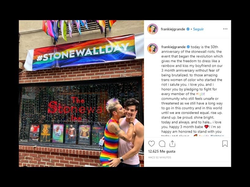 "Hoy celebramos el 50 aniversario de stonewall, el evento que comenzó toda la revolución que me dio la libertad de vestirme de arcoíris y besar a mi novio en nuestro aniversario de 3 meses", escribió Frankie Grande, hermano de Ariana Grande.