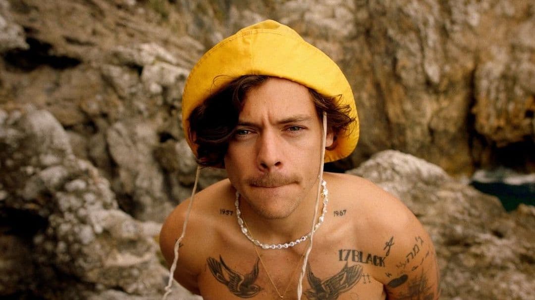Incluso este "sencillo" collar que usó también en el video es algo que, como dirían por ahí, "cuesta varios súpers". Este collar de perlas Eliou ‘All The Feels’ está en $185, algo así como 3,700 pesos.