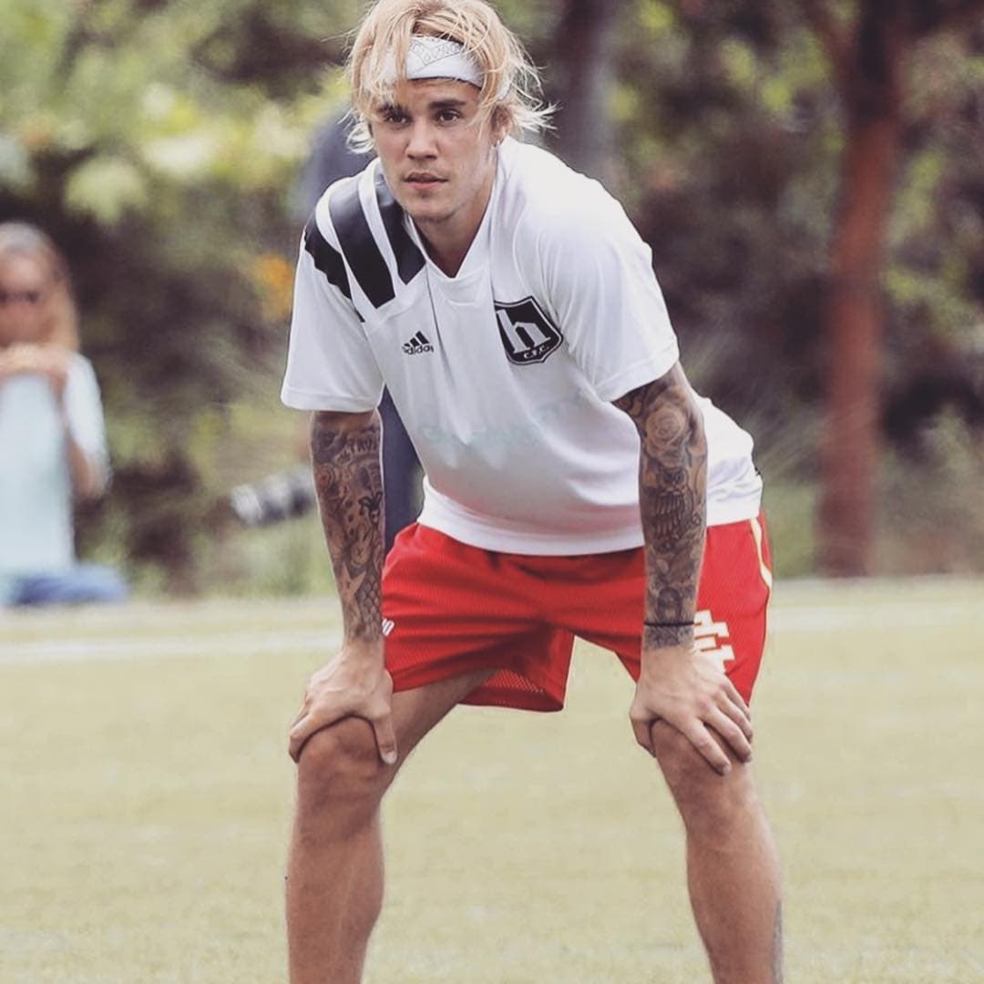 A pesar de las críticas, Bieber dejó crecer su cabello e incluso lucía desalineado