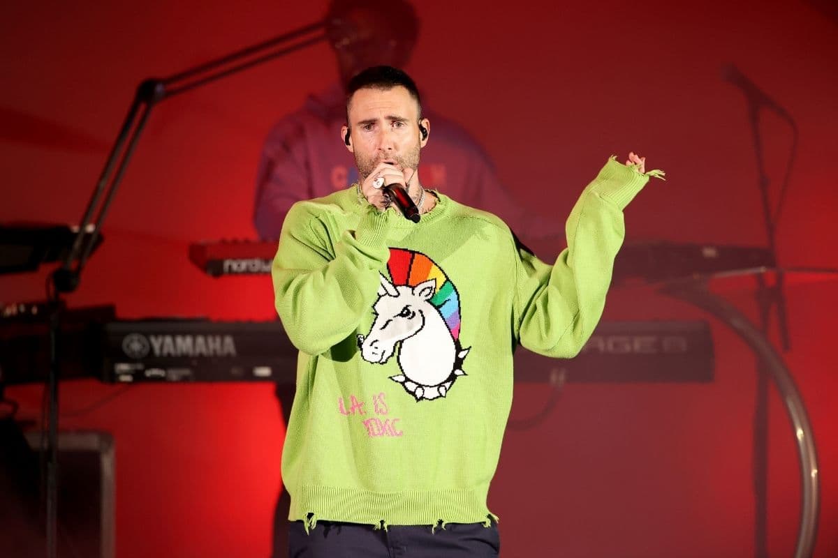 Adam Levine de Maroon 5 en concierto, 2021