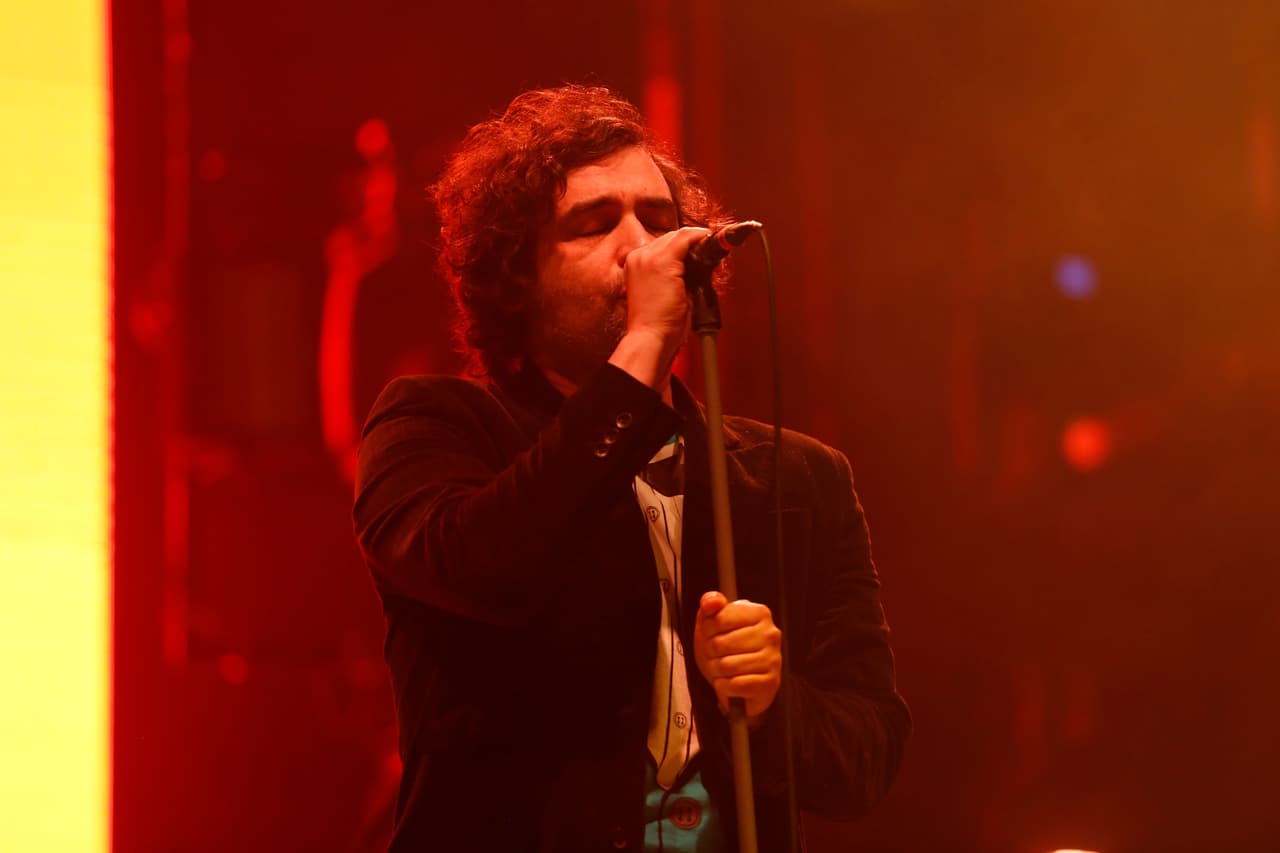 Enjambre fue la banda encargada de cerrar la primera edición de Festival AMigos, y por 90 minutos llevaron al público a la máxima emoción con “Relámpago”, “Manía Cardiaca” y “Tercer tipo”.