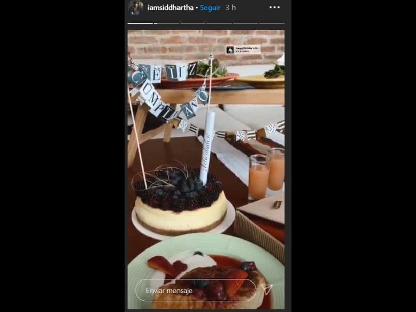 Además, el propio músico mostró los increíbles postres que también colocó, a un lado del pastel.