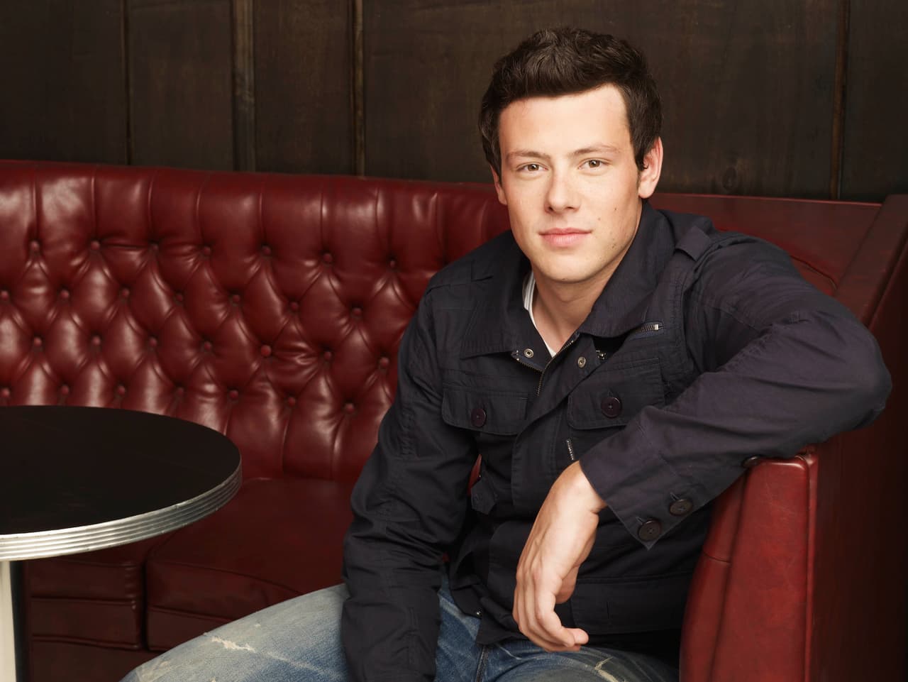Uno de las más populares es la del protagonista, Cory Monteith, quien interpretó a Finn Hudson y fue encontrado sin vida el 13 de julio en un hotel de Vancouver, Canadá. La autopsia confirmó que su muerte se debió a una sobredosis de alcohol y heroína; el actor llevaba años luchando contra sus adicciones e incluso ya había intentado ir a un centro de rehabilitación.