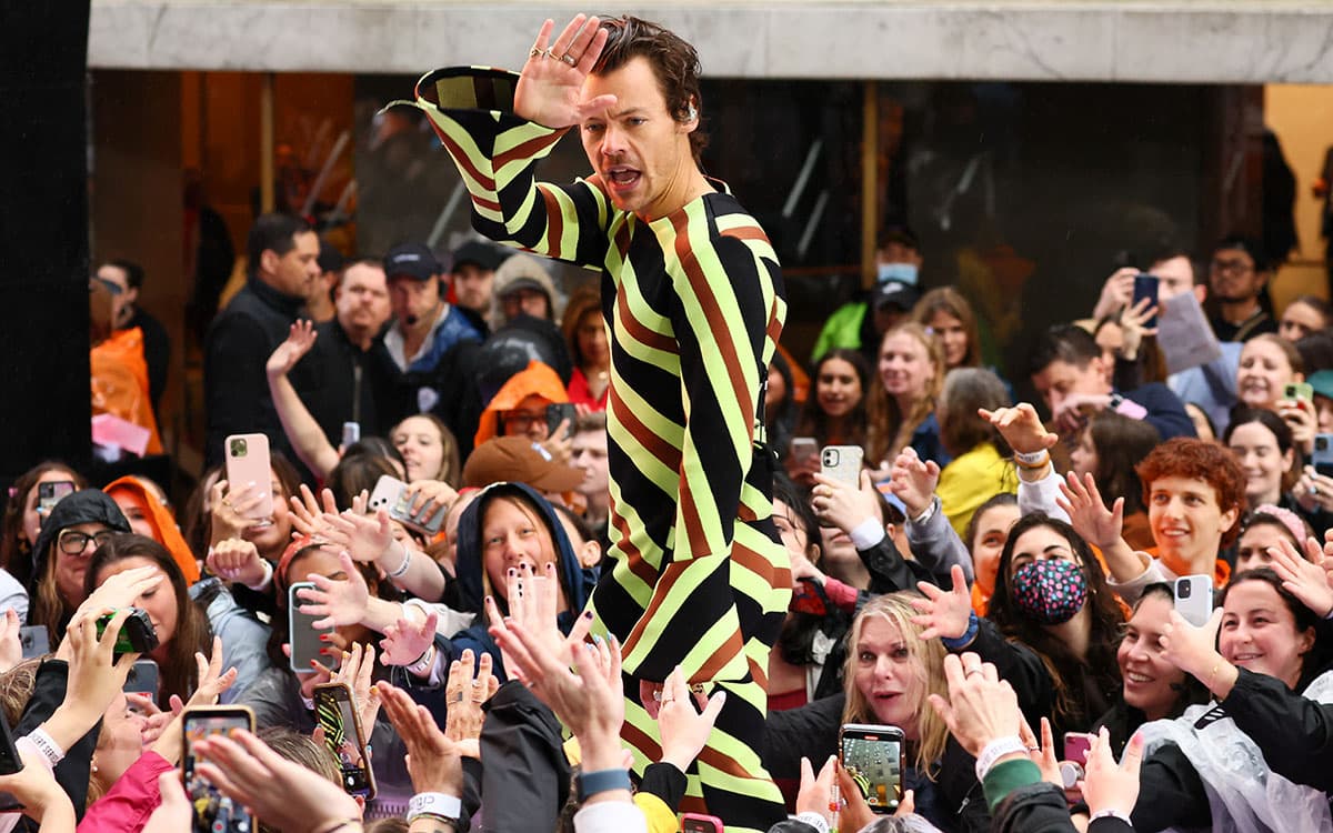 Harry Styles demanda a vendedores de mercancía ilegal por Internet