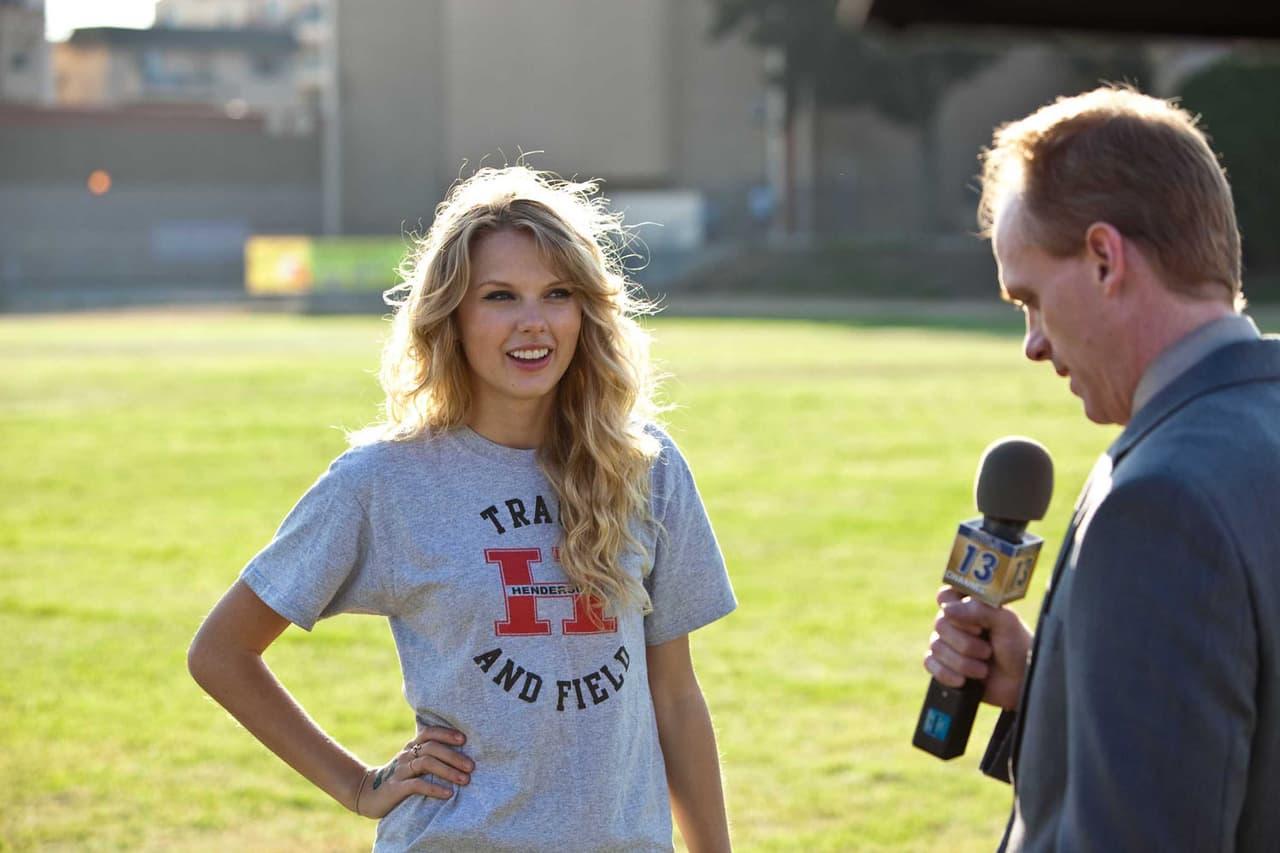 En julio de 2009, Taylor se unió al cast de la película 'Día de los Enamorados', ahí comenzó su romance con el actor Taylor Lautner. Su relación tampoco duró mucho, Swift no sentía el mismo nivel de cariño por su pajera por lo que decidió terminar con el noviazgo. Tiempo después le dedicó "Back to December".