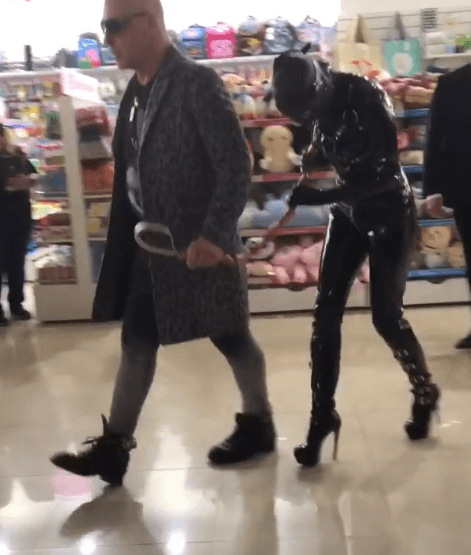 Till Lindemann, vocalista del grupo alemán, llevó a una “esclava” con un ajustado traje de látex negro, atada a una correa con salchichas. El cantante lo hizo en una firma de autógrafos en Moscú, Rusia.