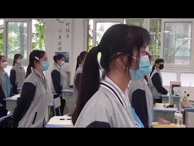 Los más grandes, quienes no pueden mantener sana distancia, asisten a la escuela con tapabocas, para reducir el riesgo de contagio.