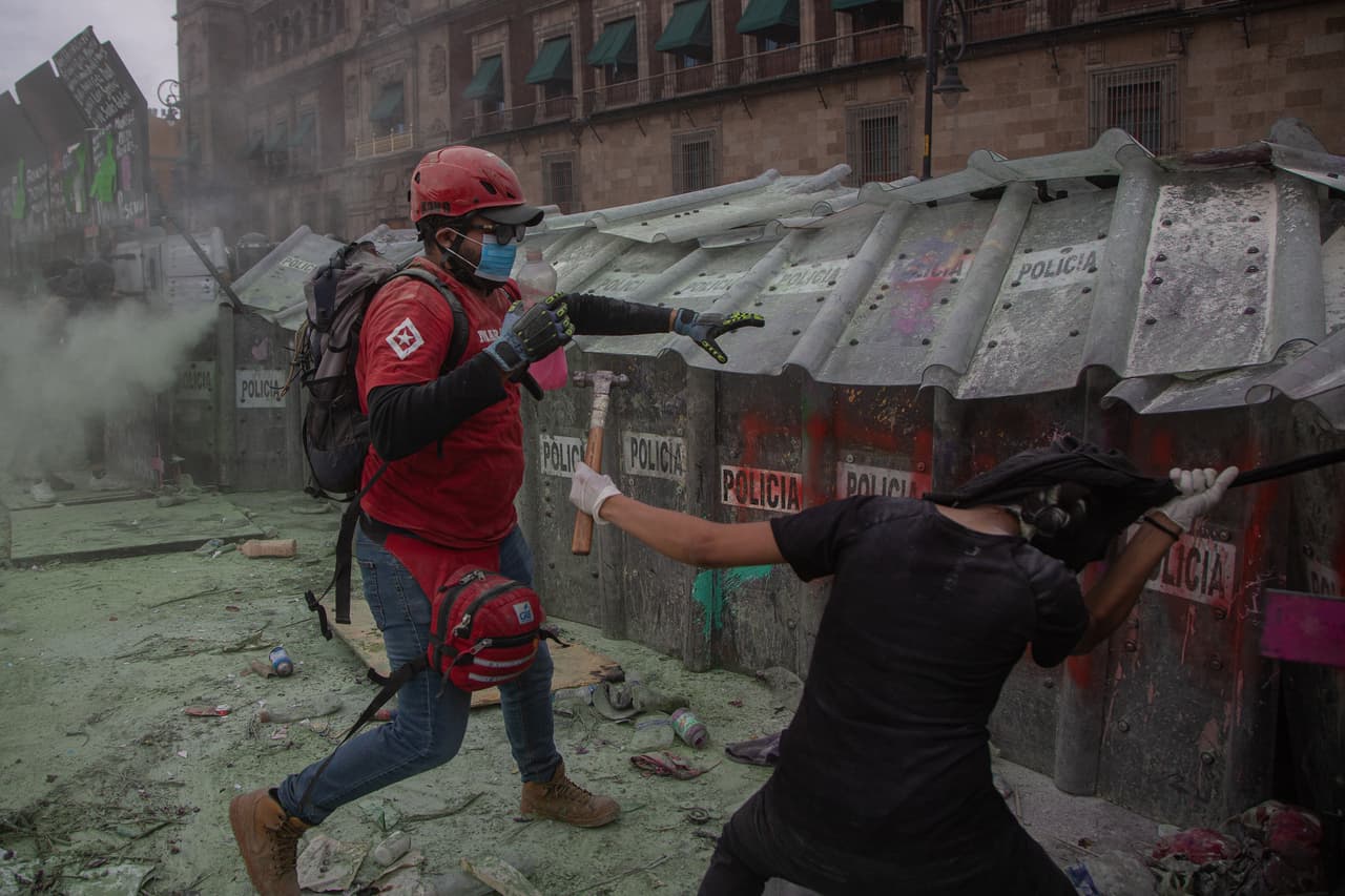Hasta ahora se han registrado más de 80 personas heridas durante la manifestación que busca la igualdad en los derechos de la mujer (pero que sí se apliquen) y que se termine la impunidad hacia los que hacen un feminicidio.
<br>