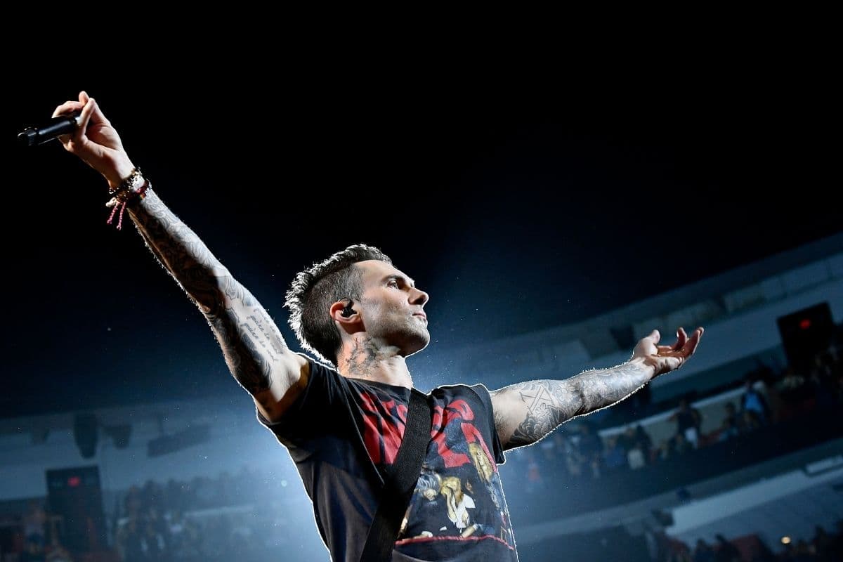 Adam Levine de Maroon 5 en el Super Bowl 2020