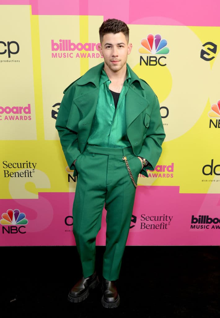Joe Jonas fue también uno de los primeros en llegar a los BBMAs debido a que es el conductor, por lo que además lució muchísimo estilo con un traje completamente verde y un saco con estilosas solapas.