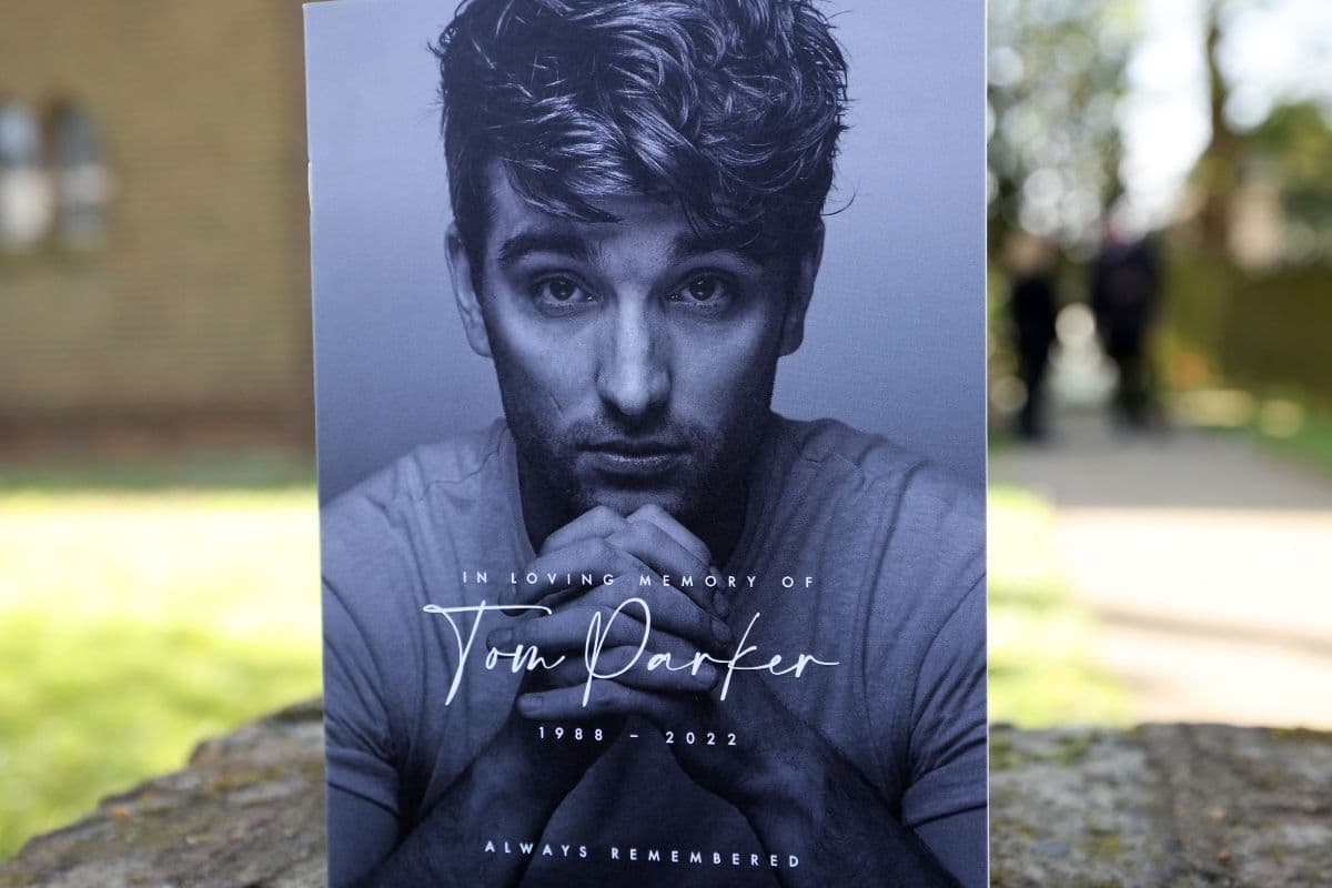 Tom Parker de The Wanted es homenajeado en un funeral el 20 de abril del 2022, en Orpington, Inglaterra