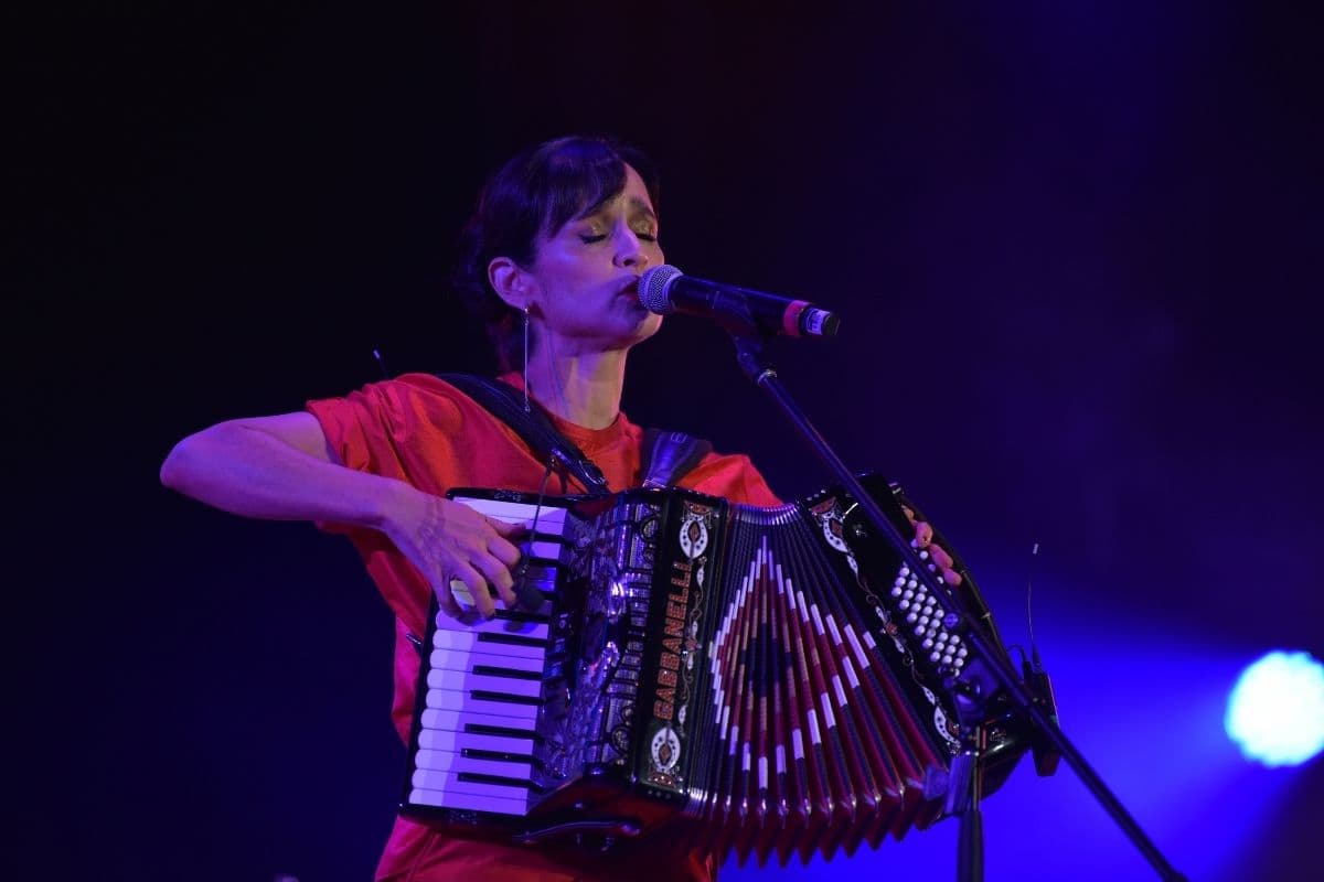Julieta Venegas fue espectacular en el Vive Latino 2022: un show lleno de nostalgia, acordeón y su bella energía musical.