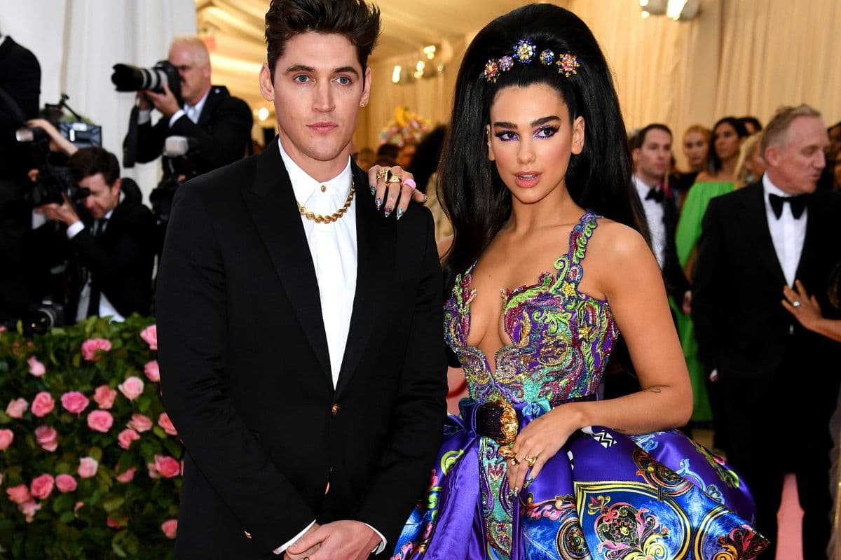 Dua Lipa e Isaac Carew en el MET Gala 2019