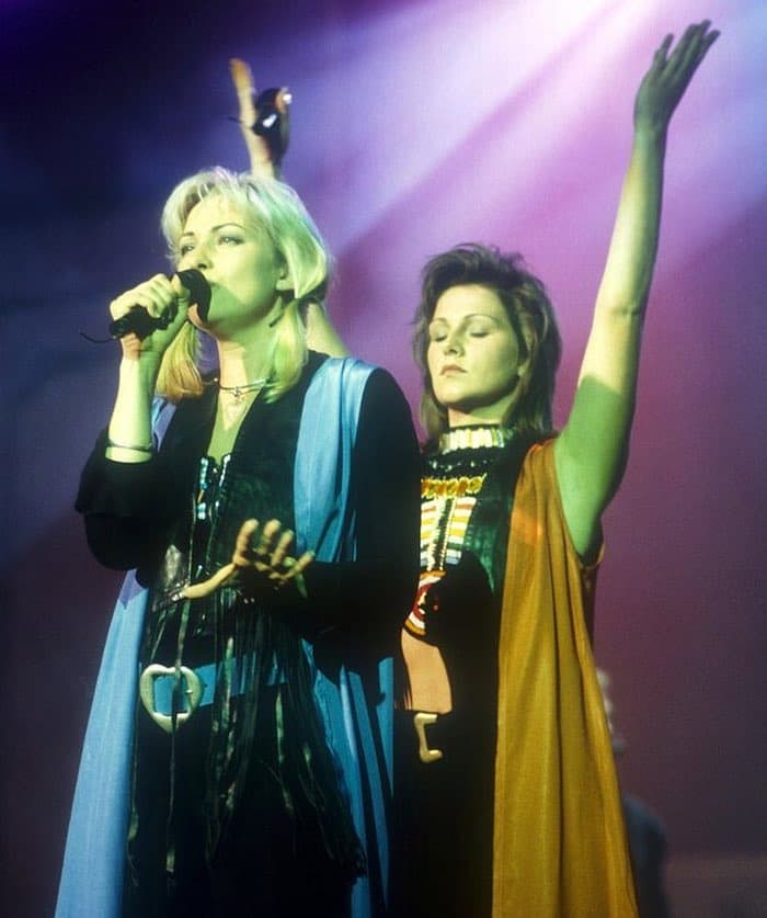 Jenny Berggren y Malin Berggren fueron parte fundamental de "Ace Of Base", una de las bandas más icónicas del Pop. Las voces energéticas de las hermanas Berggren ponían a cantar a todo aquel que escuchara las canciones "The Sign" o "Beautiful life". Sin duda alguna Jenny y Malin fueron clave para el éxito mundial de la banda Sueca en los años 90.