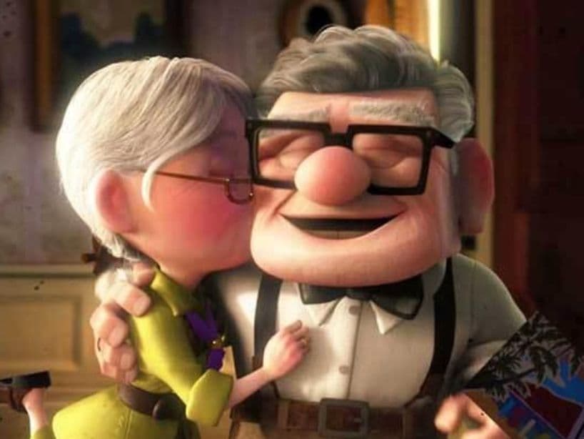 La relación de "Carl" y "Ellie" es adorable. Por eso, cuando ella se enferma repentinamente y muere, "Carl" se queda sin poder hacer el viaje que planeó hacer a su lado y eso simplemente nos rompe el corazón.